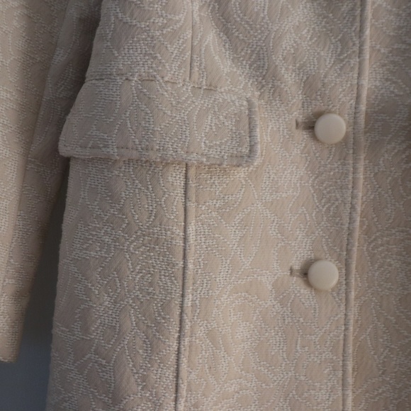Elegant Cream Coat with Faux Fur Collar - Picture 4 of 6